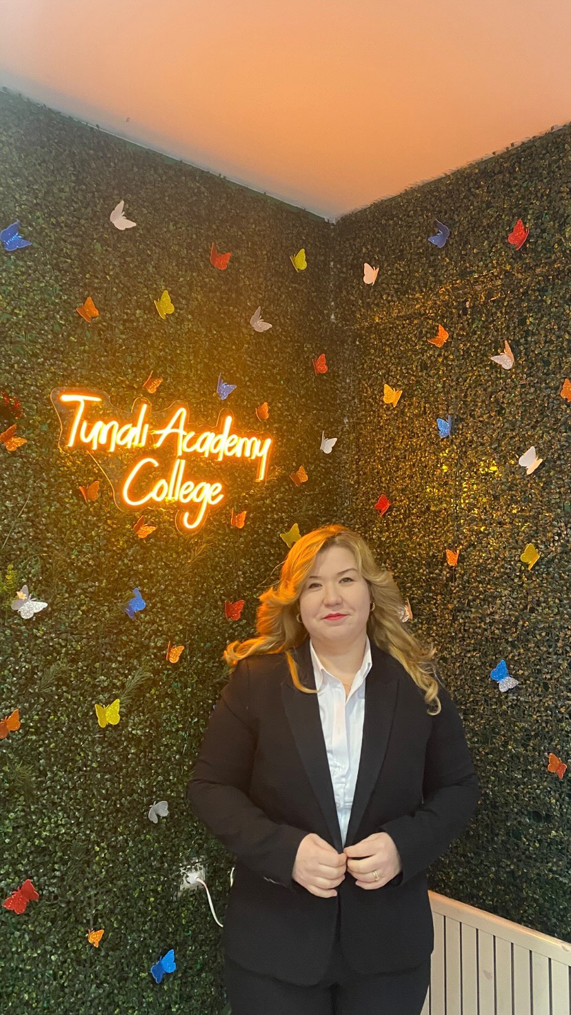 Geleceğe güvenle adım atan çocuklar burada yetişiyor ✨

TUNALI AKADEMİ İLKOKULU olarak;
📚 güçlü akademik temel,
🧠 bireysel ilgi,
🎨 sanat ve sosyal etkinlikler,
🤝 sevgi dolu bir eğitim ortamı sunuyoruz. 

Her çocuğun özel ve biricik olduğuna inanıyor, onların potansiyelini keşfetmeleri için güvenli ve mutlu bir okul hayatı hazırlıyoruz. 
Çocuğunuzun yarınları için doğru adrestesiniz. 🧡

📍 TEPEBAŞI MAH. FOÇA SOK. NO:91 KEÇİÖREN/ANKARA
📞 0552 252 5706

#tunaliakademi #özelilkokul #mutluçocuklar #özelanasınıfı #gelecekburadaşekillenir