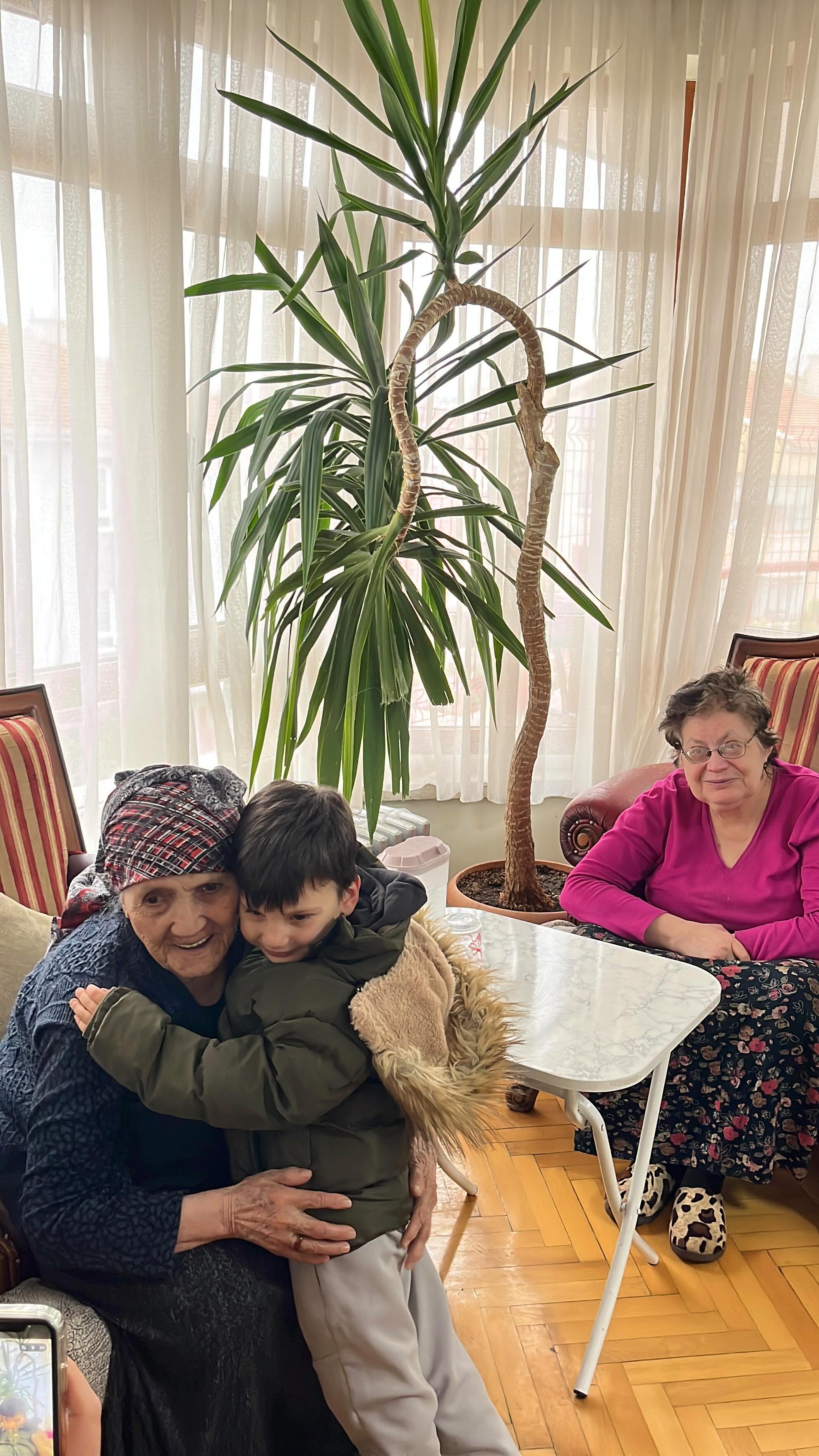 Yaşlılar Haftası kapsamında çocuklarımızla birlikte yaşlı bakım evini ziyaret ettik 🌸
Sevgiyle kurulan köprülerde, küçük kalpler büyük mutluluklar taşıdı…

Birlikte güldük, sohbet ettik ve en önemlisi paylaşmanın değerini bir kez daha hissettik.
Çocuklarımız için unutulmaz, kalplerimiz için çok kıymetli bir gün oldu 💛

#yaşlılarhaftası #değerlereğitimi #sevgi #saygı #iyilik paylaşmak minikkalpler büyükyürekler öğretmenhayatı okulaktiviteleri anlamlıgün