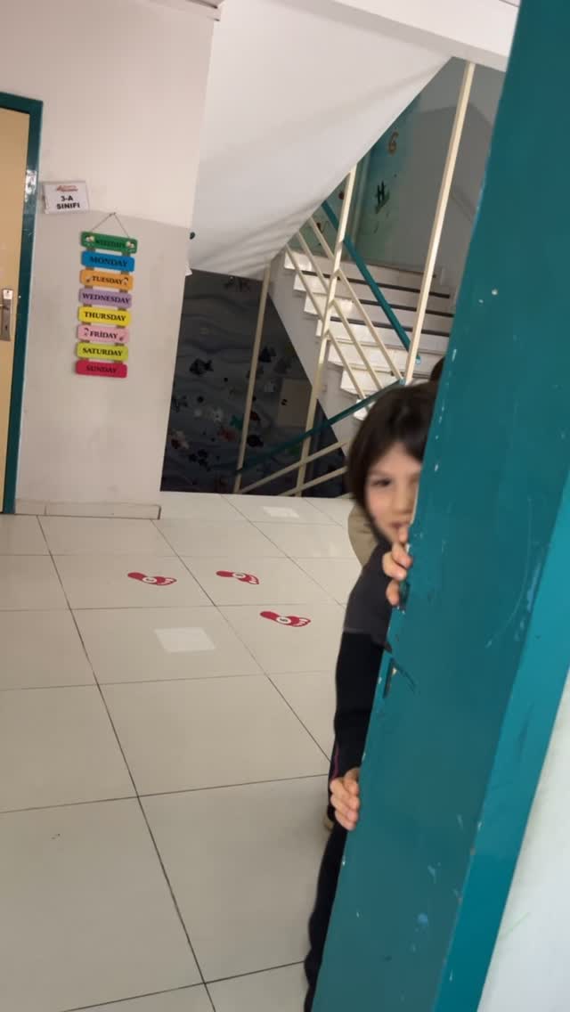 27 Mart Dünya Tiyatro Günü’nde bizim sınıfta yok yok! 😎
Zil çaldı, roller dağıtıldı ve sahne… tamamen “Hababam Sınıfı”! 🎭

“Hocam biz çalıştık ama sahnede daha iyiyiz!” 🤭
Minik oyuncularım performanslarıyla hem güldürdü hem büyüledi 👏

Biraz yaramazlık, bol kahkaha ve kocaman bir alkış 💫
Bizim sınıf tam bir Hababam! 😄

#Hashtag:
#DünyaTiyatroGünü #HababamSınıfı #MinikOyuncular #SahneZamanı Drama EğlenceliSınıf İlkokul Kahkaha